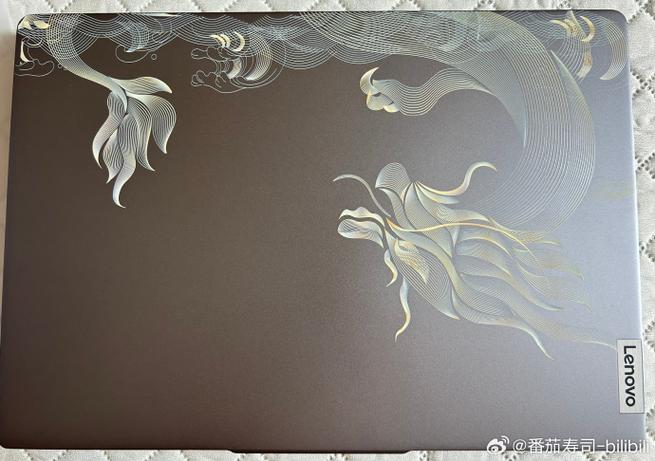 了,本身看了pro16,最终买了元启版本,因为有ai小天,定制了a面的喷绘
